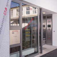 Abholautomat vor dem Eingangsbereich der Apotheke